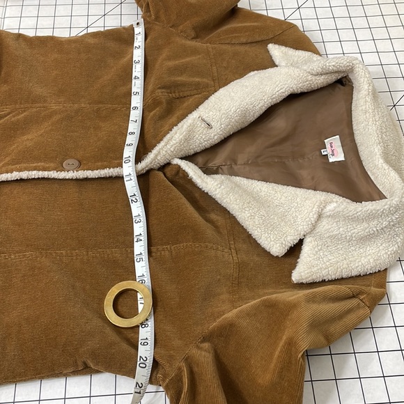 San Joy corduroy cropped camel colored jacket with faux sherpa lining - Picture 5 of 10